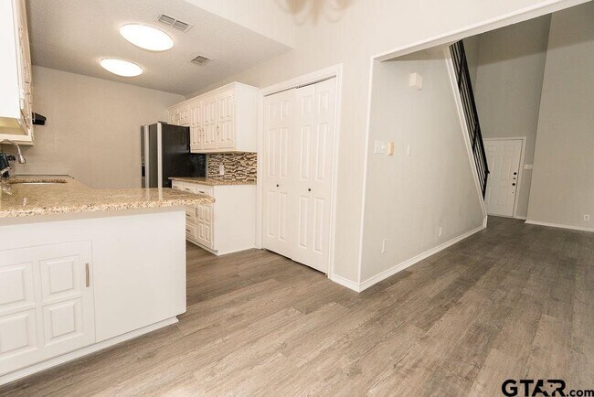 Building Photo - 5811 Hollytree Dr