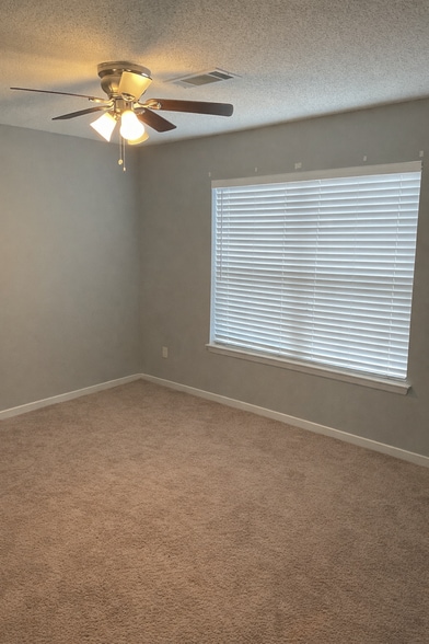 Building Photo - Room in House on Browns Mill Trail