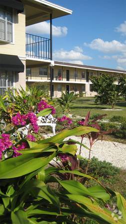 Beautiful Courtyard Views - Bay Vista Apartments