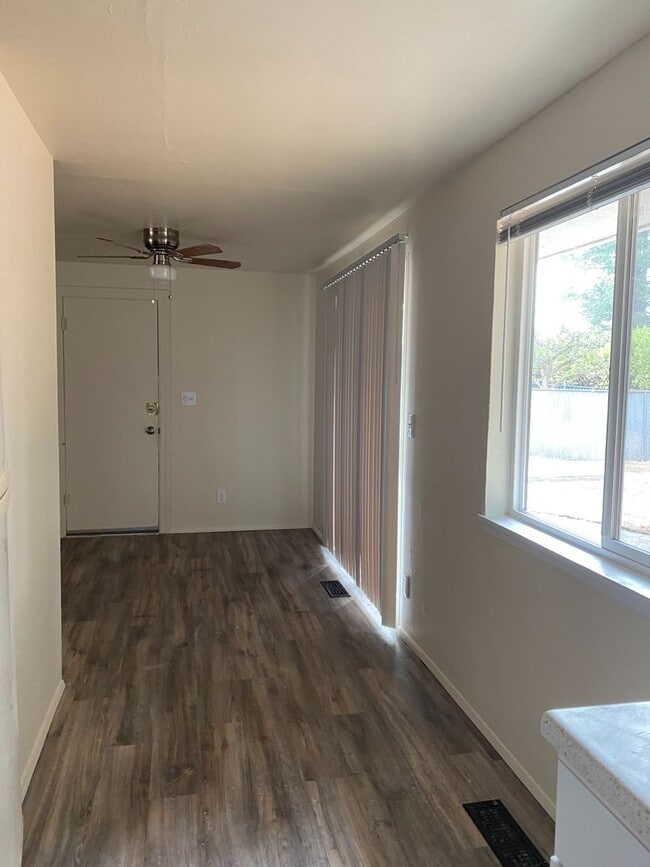 Building Photo - Updated 3 Bedroom 1 Bath home in Tacoma
