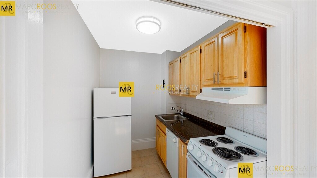 Building Photo - 389 Beacon St