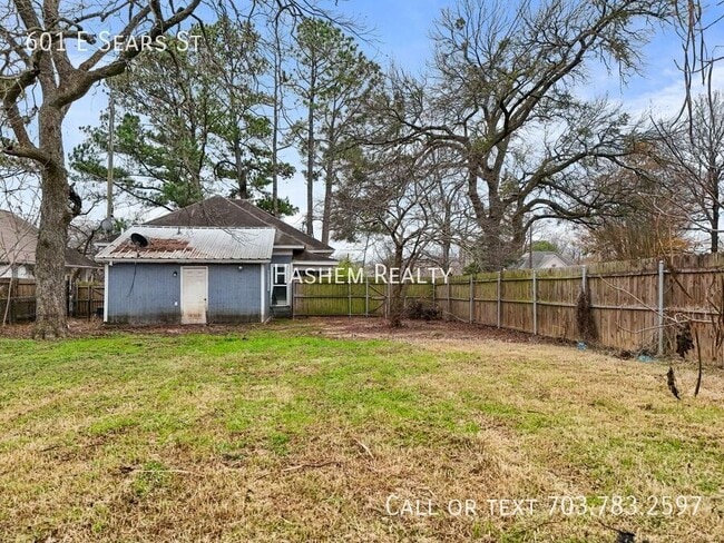 Building Photo - 601 E Sears St