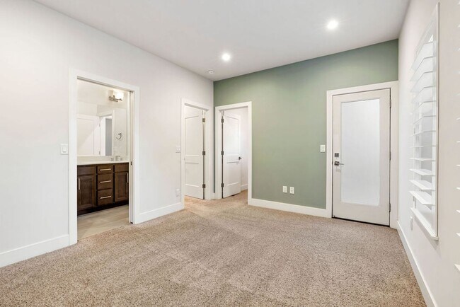 Building Photo - Contemporary Dual Level MidTown Bungalow with Balcony & Garage!