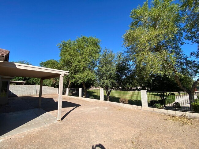 Building Photo - Renovated Super Sharp 3 bedroom, 2 bathroo...