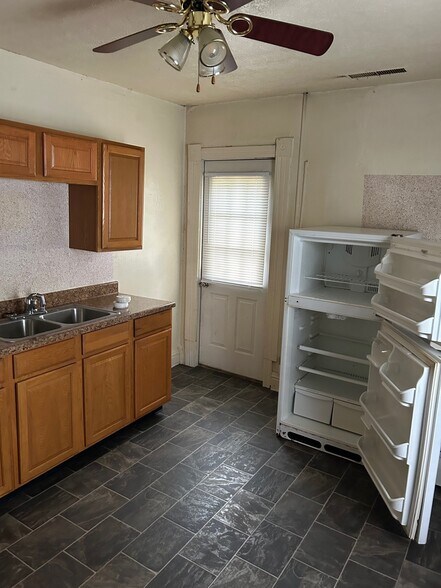 Large kitchen area - 1504 Mound St