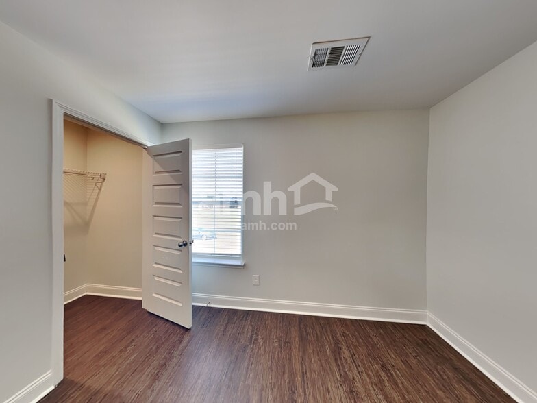 Building Photo - 5534 Central Grove Square