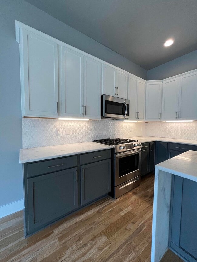 Building Photo - 976 Youngs Ln