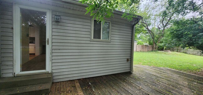 Building Photo - Check This One OUT!! To View is to Rent! 3 Bedroom, 1 Bath. Hardwood Floors, Fireplace, Tile and ...