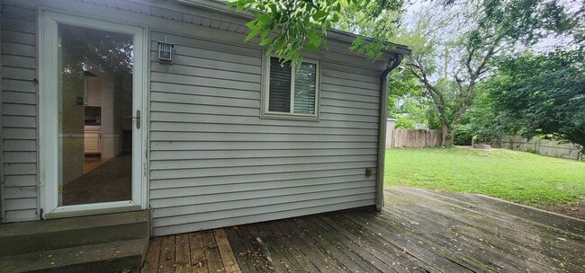 Building Photo - Check This One OUT!! To View is to Rent! 3 Bedroom, 1 Bath. Hardwood Floors, Tile and Newer Carpe...