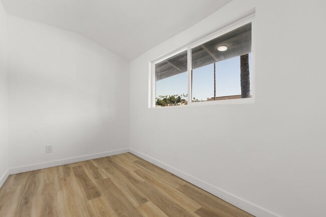 Building Photo - This spacious 1 bedroom, 1 bathroom apartm...
