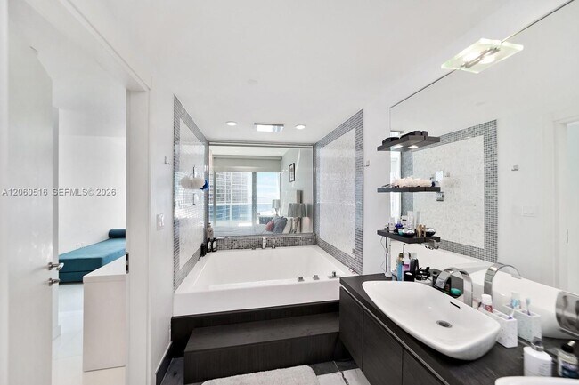 Building Photo - 200 Biscayne Blvd Way