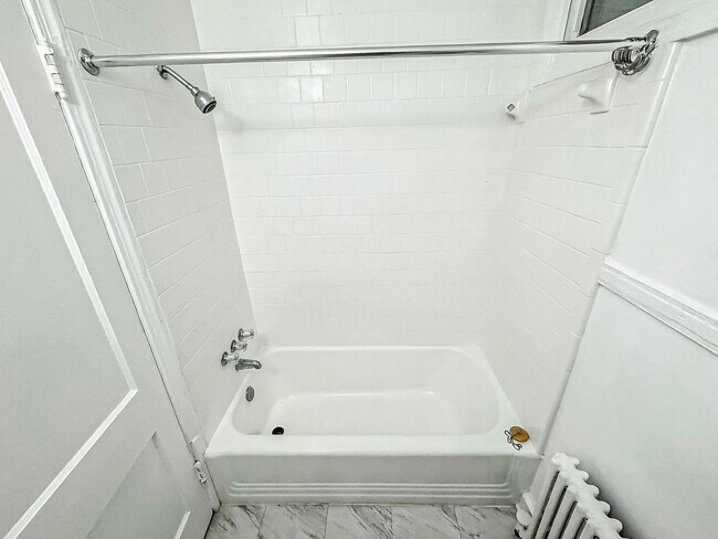 Building Photo - Ideal 1 Bed 1 Bath Unit with Fenced Yard I...