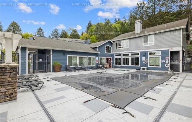 Building Photo - Spacious Cambria Hills Condo – Vaulted Cei...