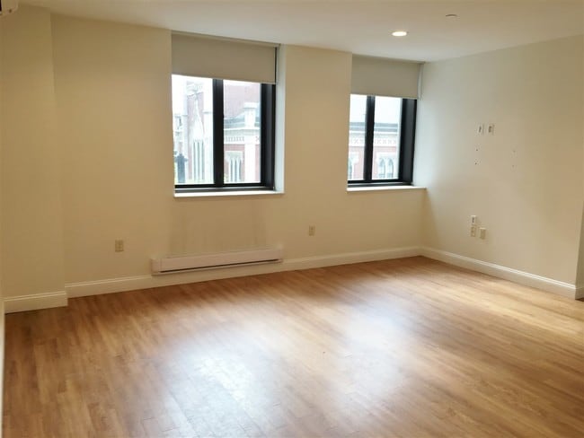 Building Photo - 875 Elm St