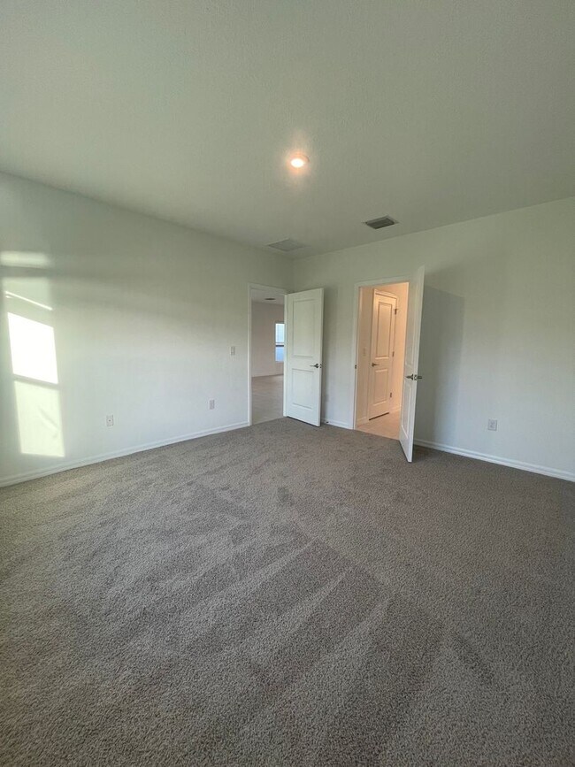 Building Photo - Newly developed Lakefront 3B/2B home in Ea...