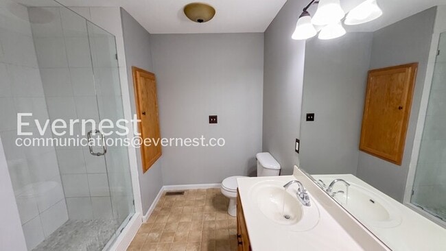 Building Photo - 5 Bed, 3 Bath Home with Fenced Yard & Garage / Pet-Friendly / Available Now!
