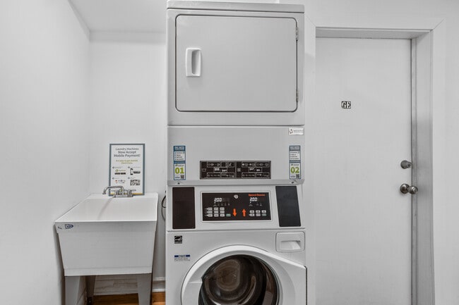 Building Photo - 9606 Golf Terrace