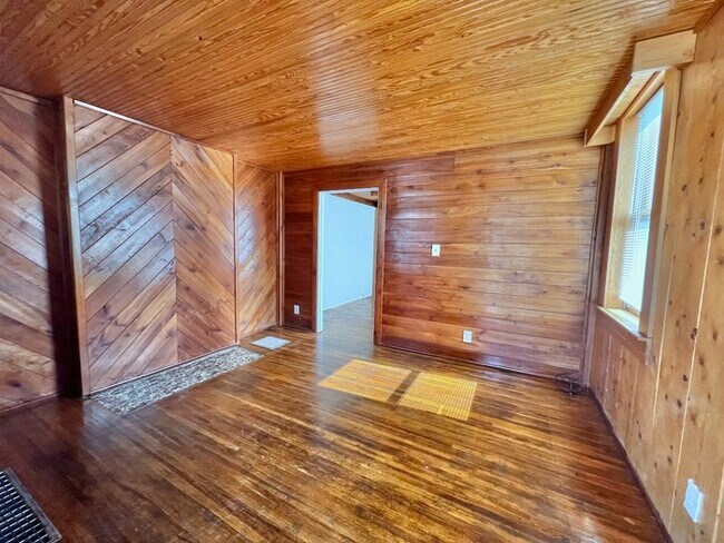 Building Photo - Unique Oakley Ranch!