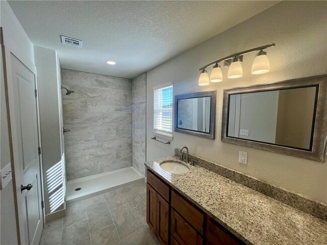 Building Photo - 662 White Oak St