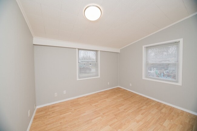 Building Photo - 3 Bedroom / 1 Bathroom Home for Rent in Crown Point