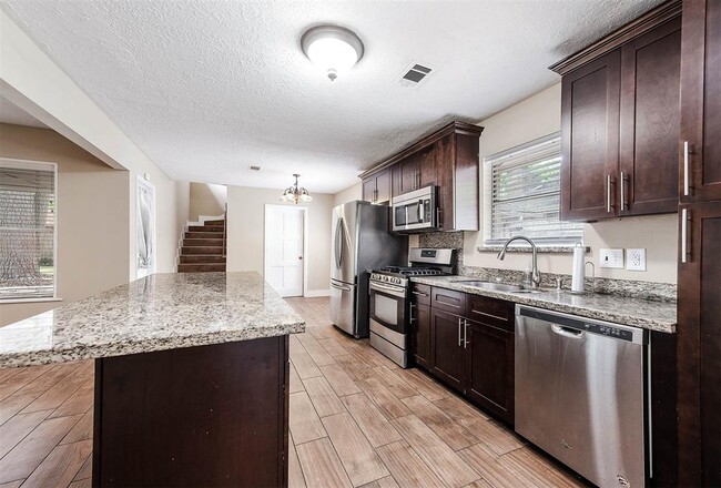 Building Photo - 10715 Elmdale Dr