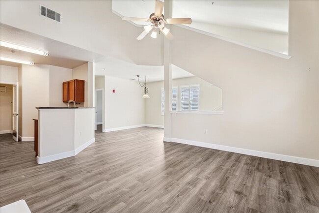 Building Photo - 5350 Dunlay Dr