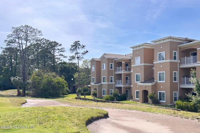 Building Photo - 610 Fairway Dr