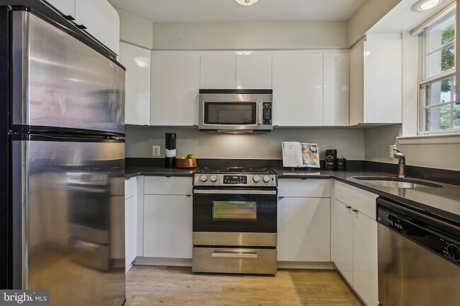 Building Photo - 2623 S Walter Reed Dr