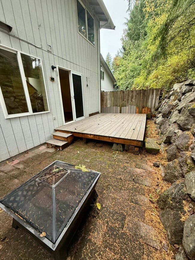 Building Photo - 3 BR, 1.5 bath townhome located in Central...