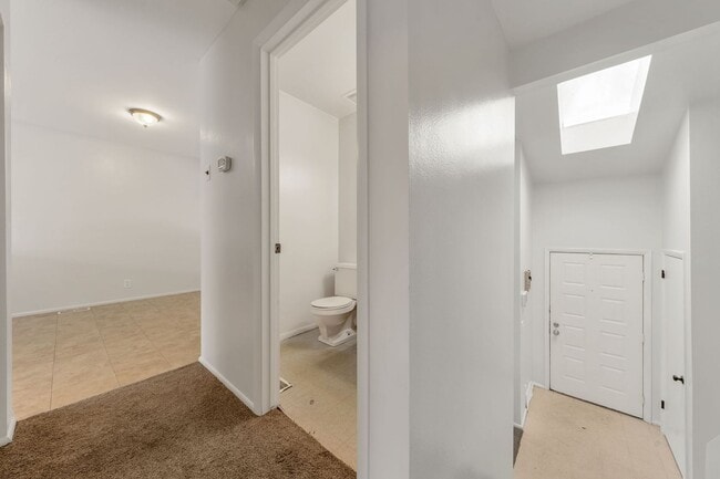 Building Photo - Murray Cul-de-sac Side by Side Duplex with New Carpet and Paint