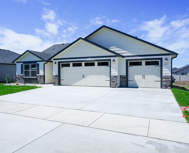 Building Photo - 3 Bedroom, 2 Bath Home  Built in 2022 - Po...