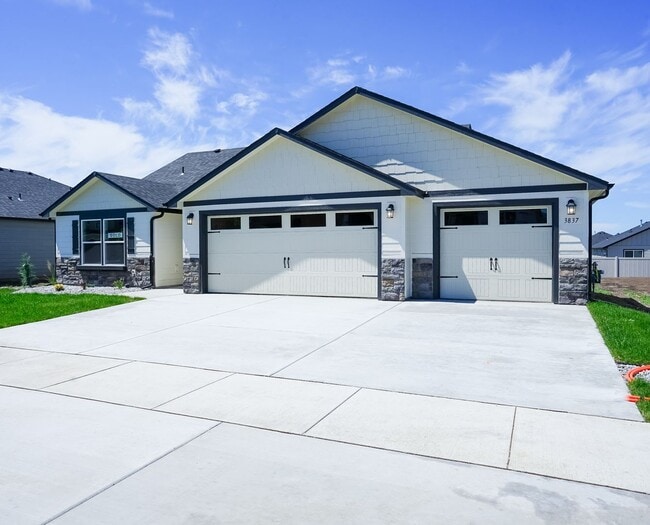 Building Photo - 3 CAR GARAGE