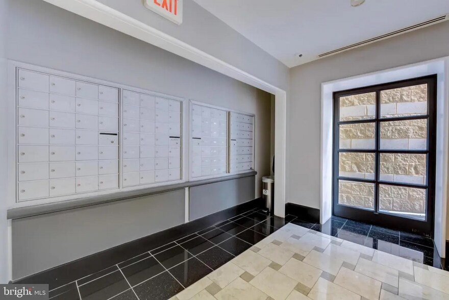 Building Photo - 1001 L St NW