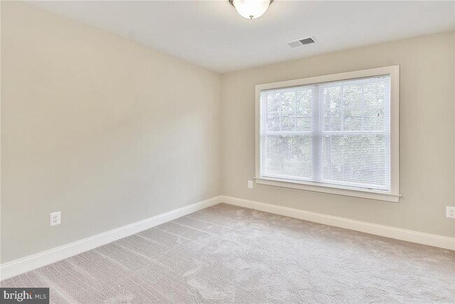 Building Photo - 2205 N Edison St