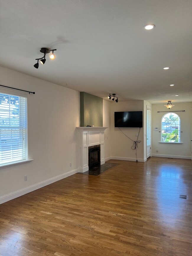 Building Photo - Prospects Heights Charmer 3bd / 2.5ba House
