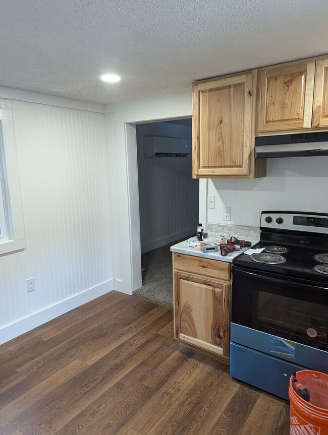 Building Photo - Remodeled 2 bedroom 1.5 bath home.