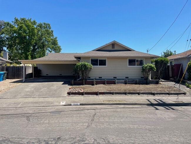 Building Photo - 2530 Tamarisk Dr