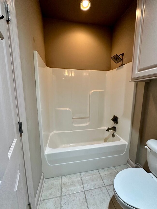 Building Photo - Beautiful 2 Bed/ 2.5 Bath Townhome In Gate...