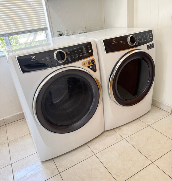 High Quality Washer & Dryer - 236 W 12th St