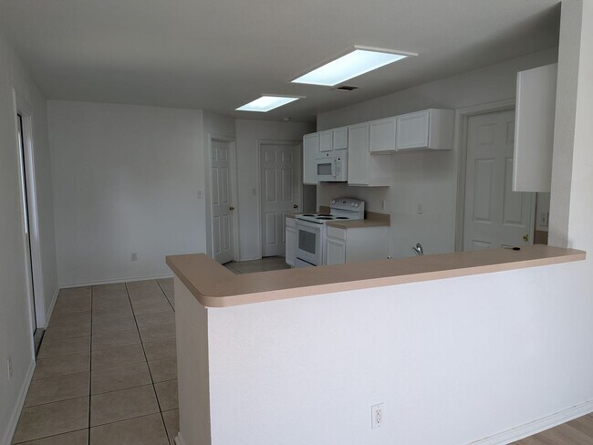 Building Photo - Fresh and Clean in New Braunfels!!