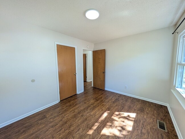 Building Photo - Weaverville Rental