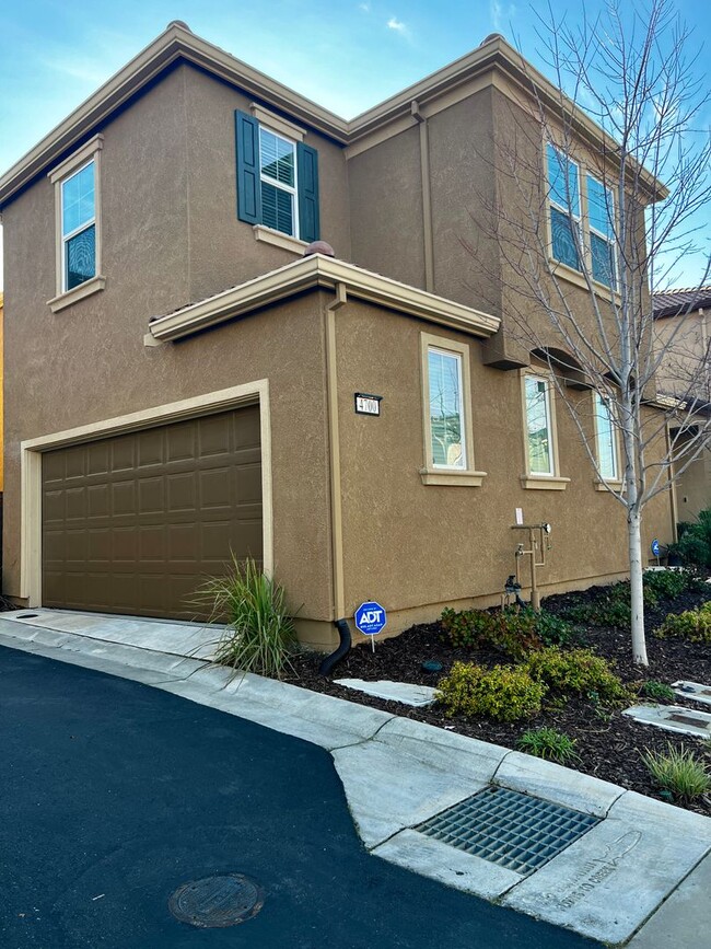 Building Photo - Gated Community Home