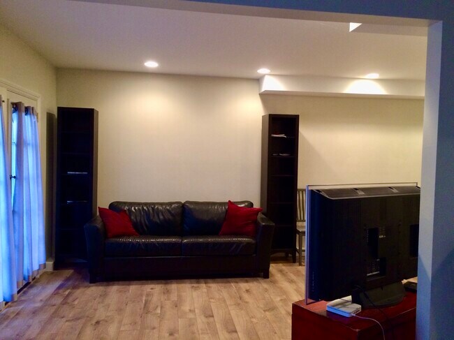 Building Photo - 7506 Hampton Ave