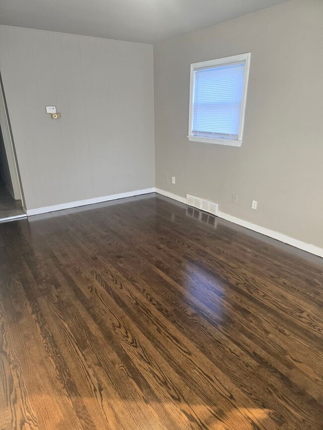 Building Photo - COZY 3 BEDROOM HOME WITH APPLIANCES