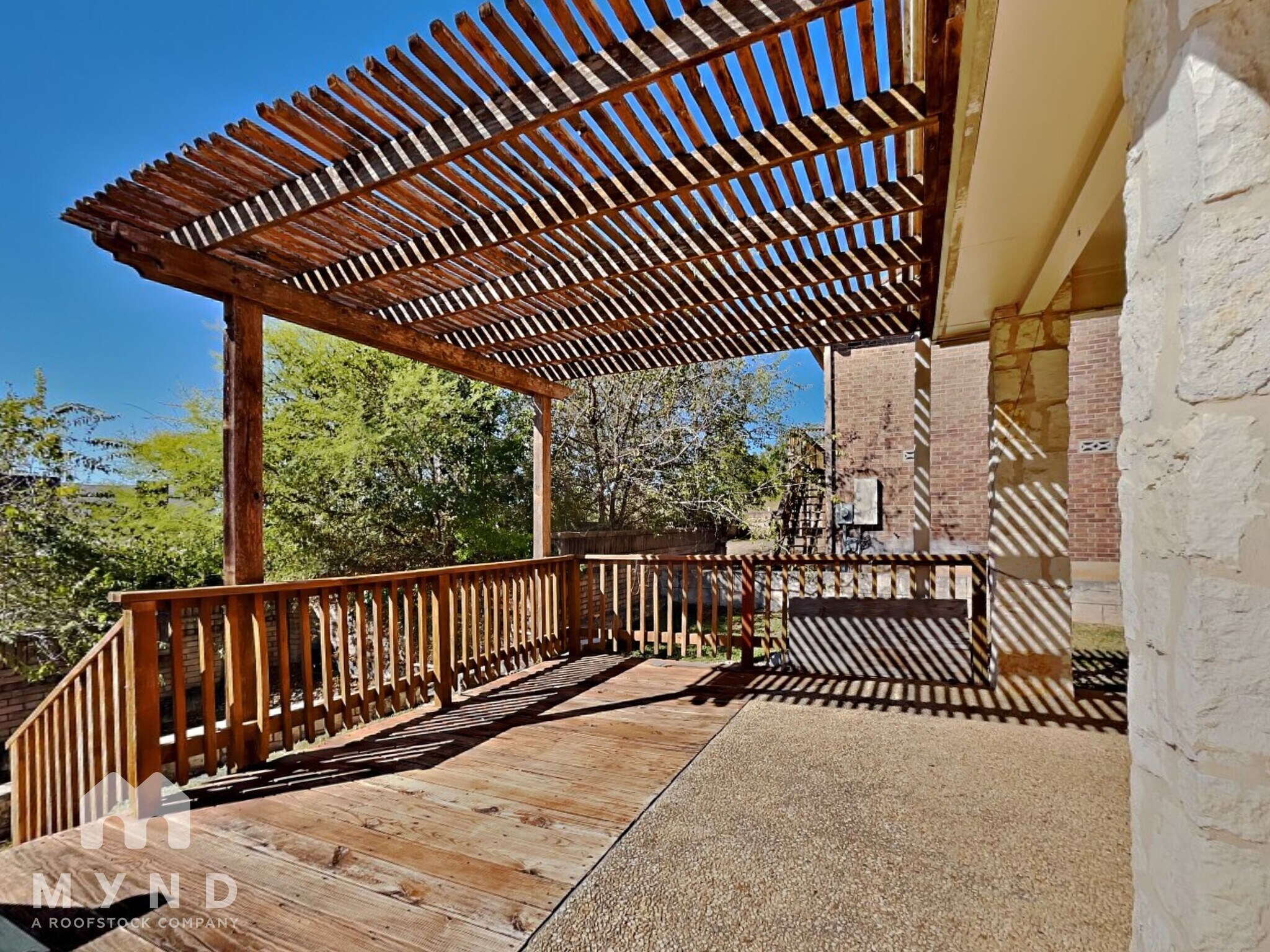 Building Photo - 914 Almadin