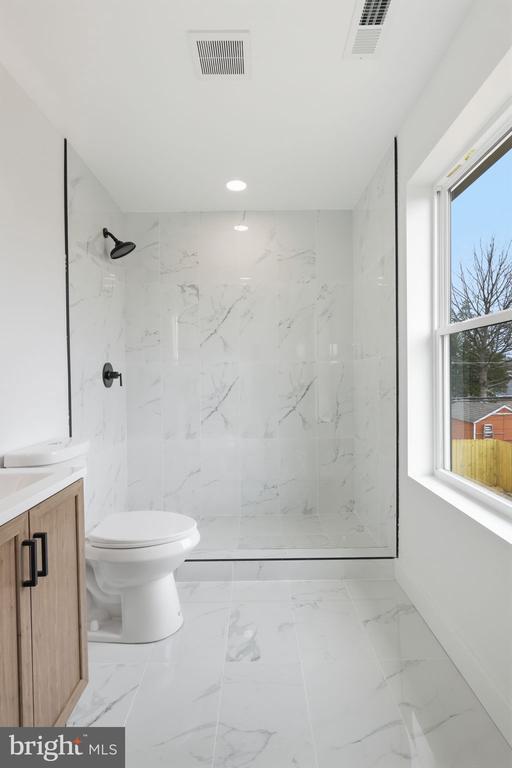 Building Photo - 31 Swan Ln