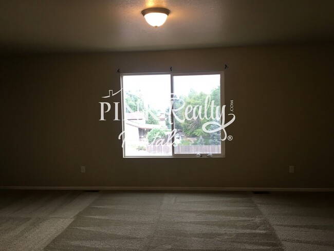 Building Photo - Spacious 3 Bedroom Townhome Located Just o...