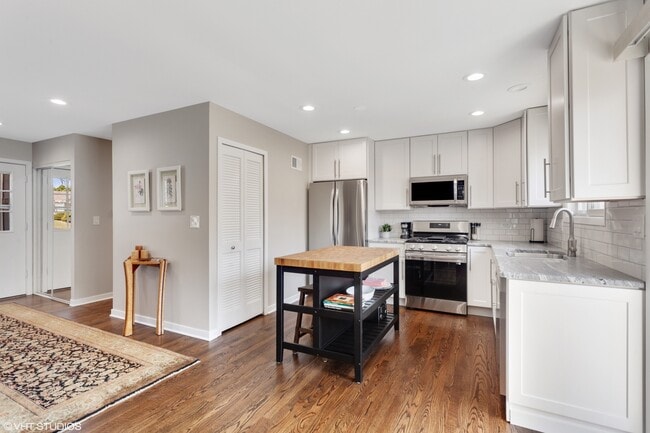 Building Photo - 1915 Farmington Ct