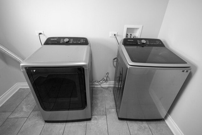 Building Photo - 7916 McVicker Ave