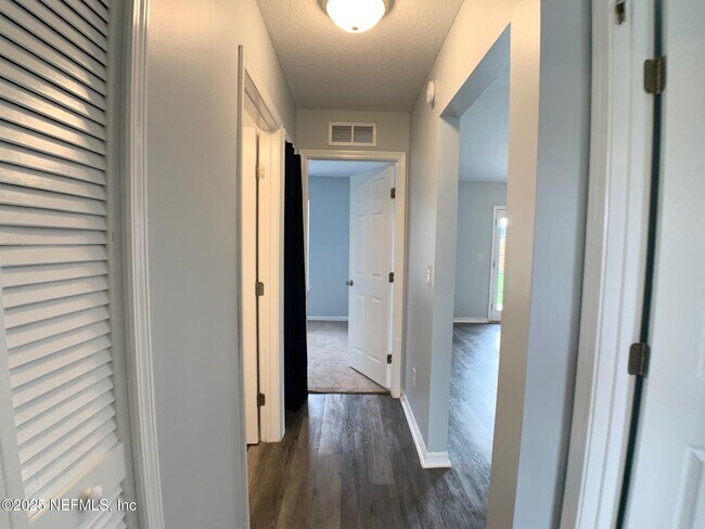 Building Photo - 3201 Deer Creek Dr